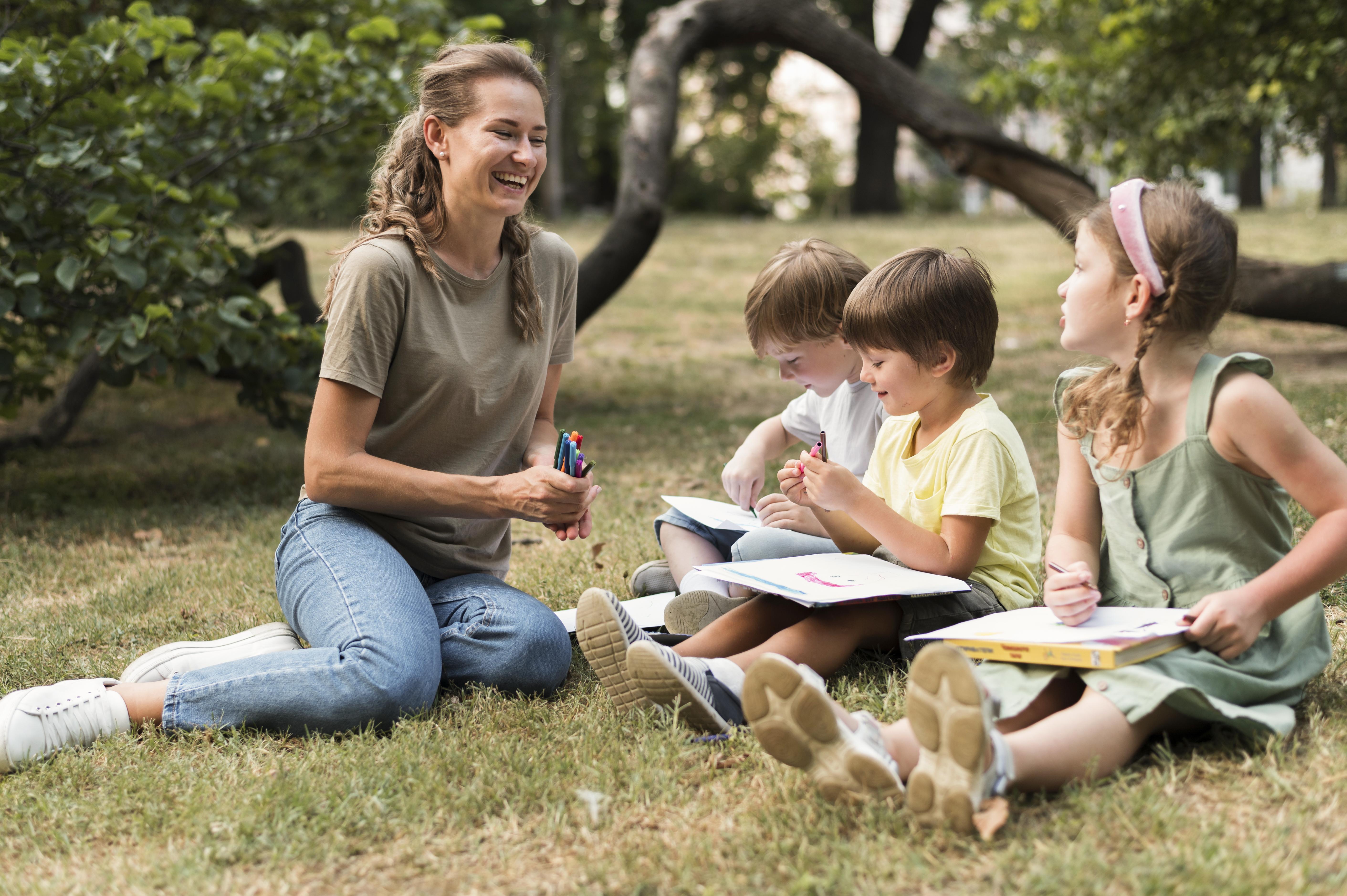 Détente enfants extérieur (freepik)