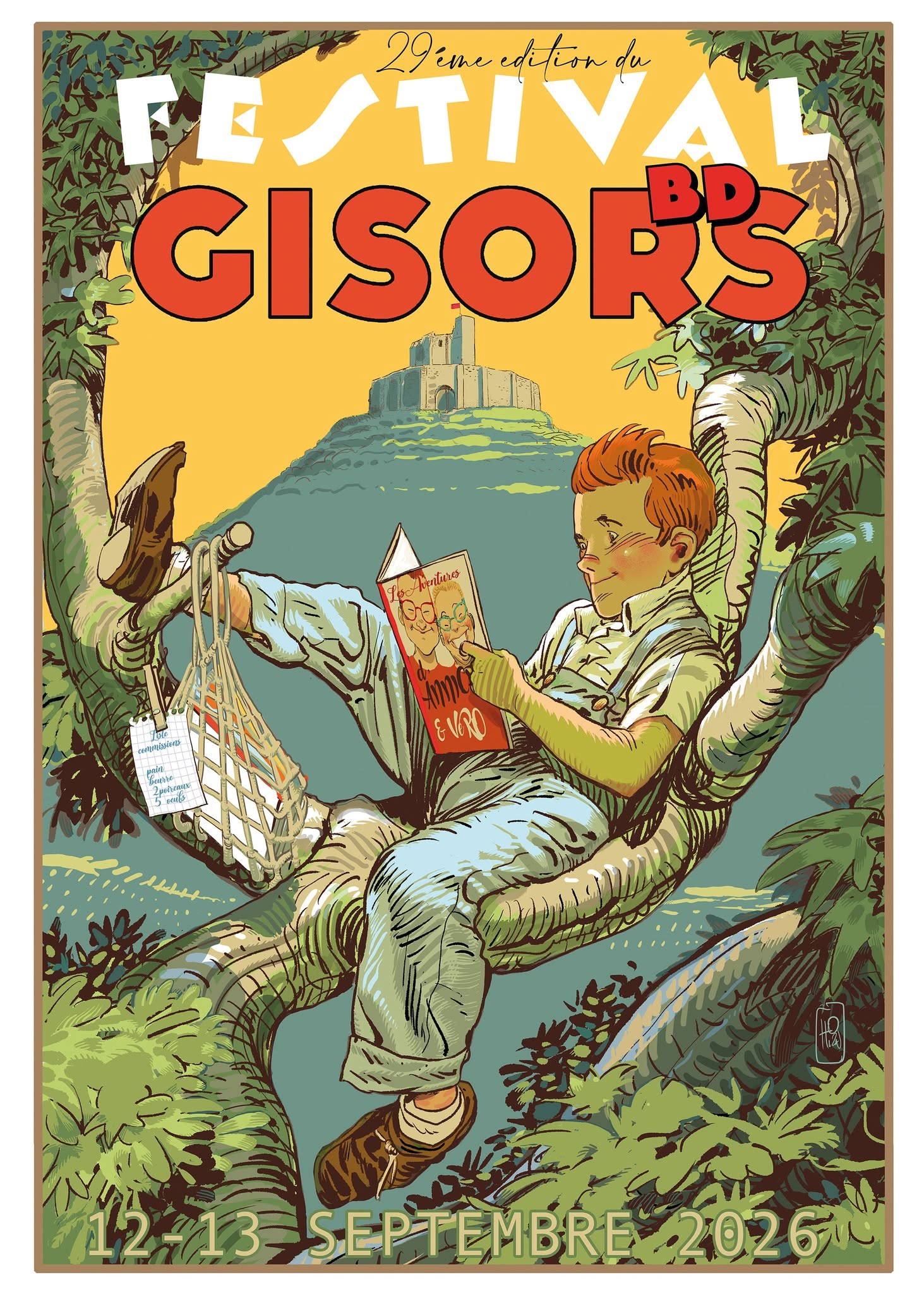Affiche de la 29e édition du Festival BD de Gisors : un garçon roux allongé dans la fourche d’un arbre lit une bande dessinée, un filet à provisions accroché à une branche, le donjon du château de Gisors se détachant au loin sur un ciel jaune.