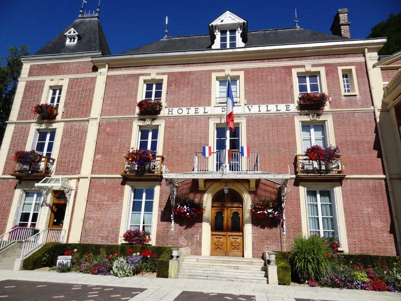 PCUNOR027V506OYE Beaumont le Roger mairie @ Eure Tourisme, L Maillard