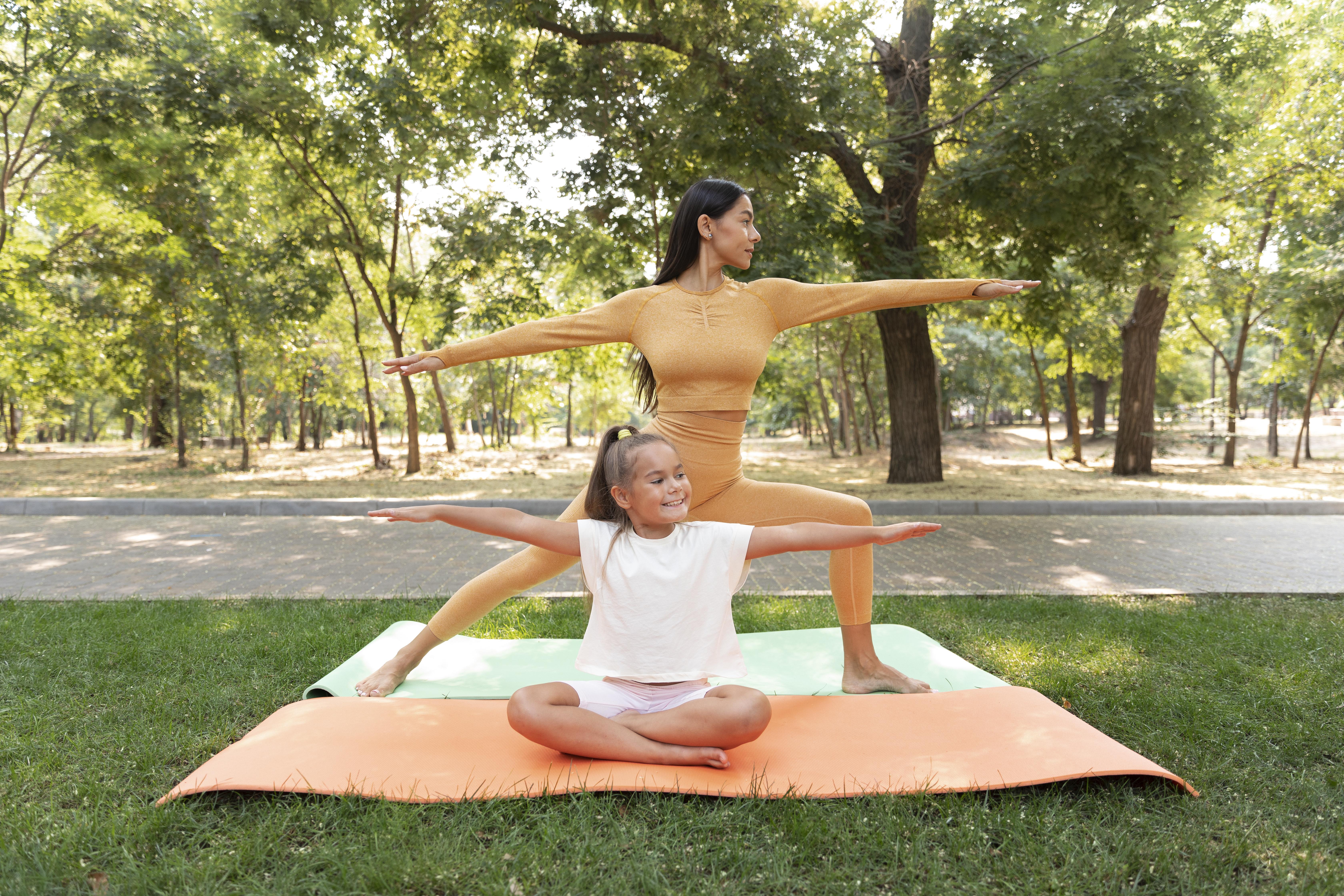 Yoga famille (freepik)