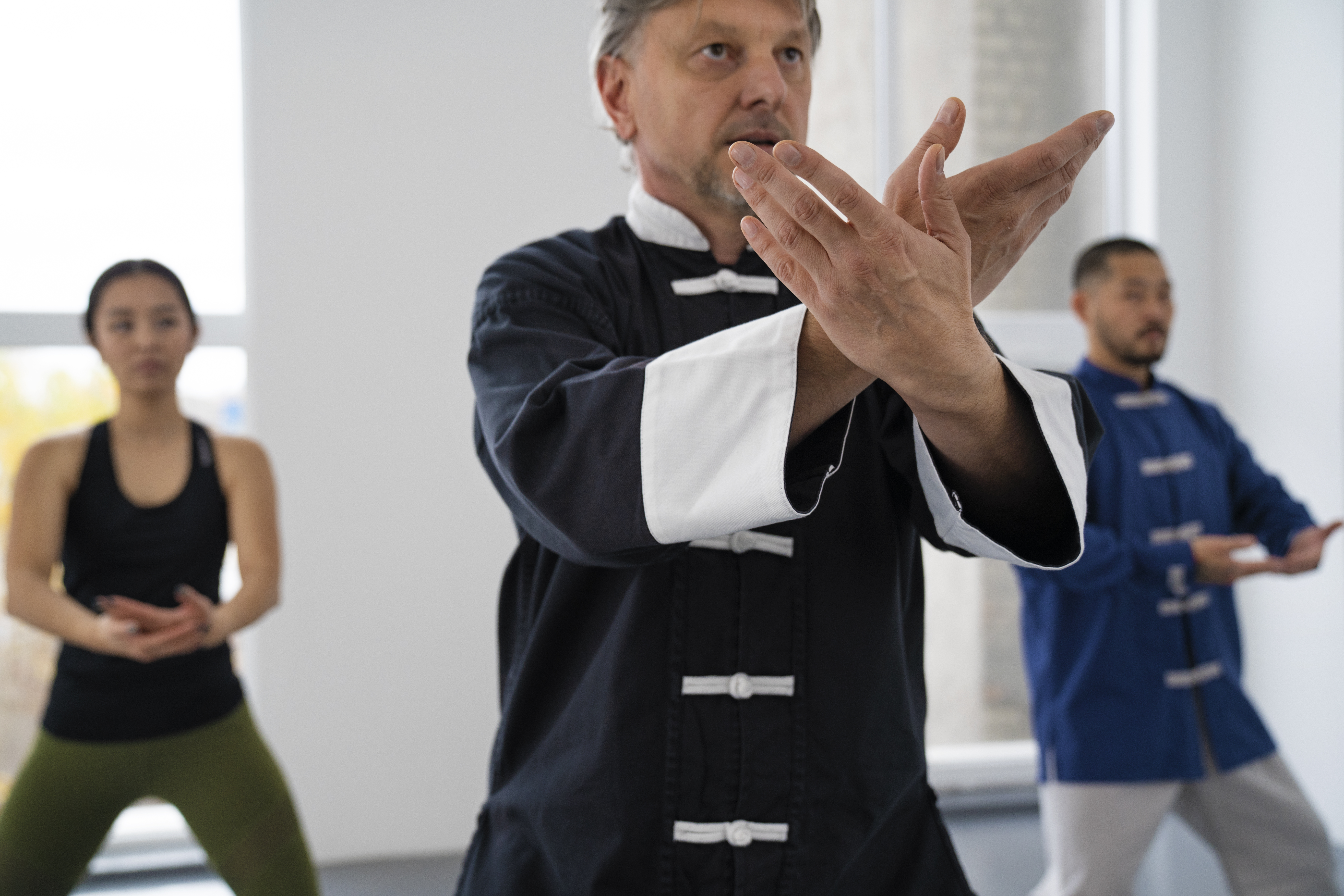 coup-moyen-de-personnes-pratiquant-le-tai-chi