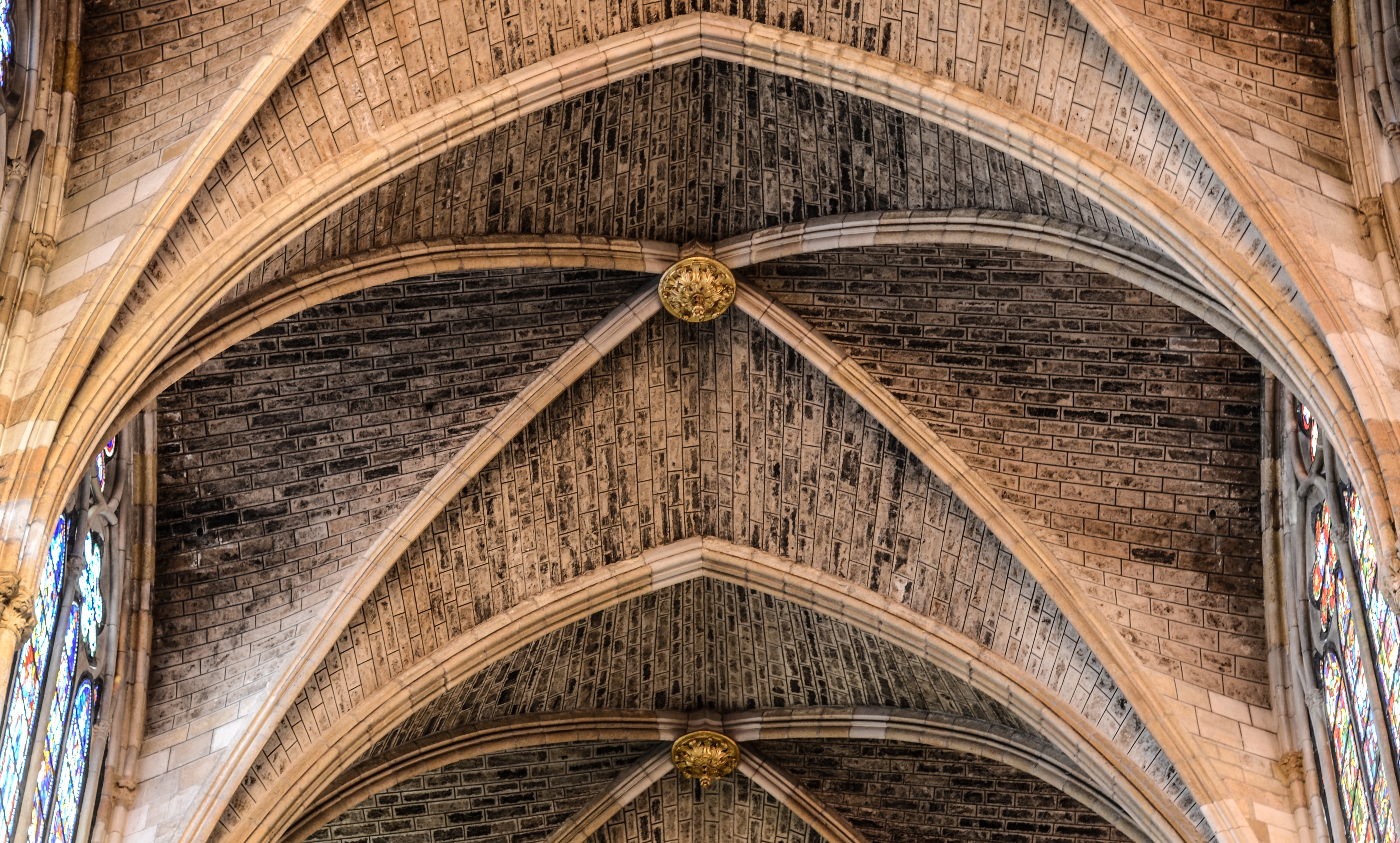 details-de-plafond-dans-une-cathedrale (1)