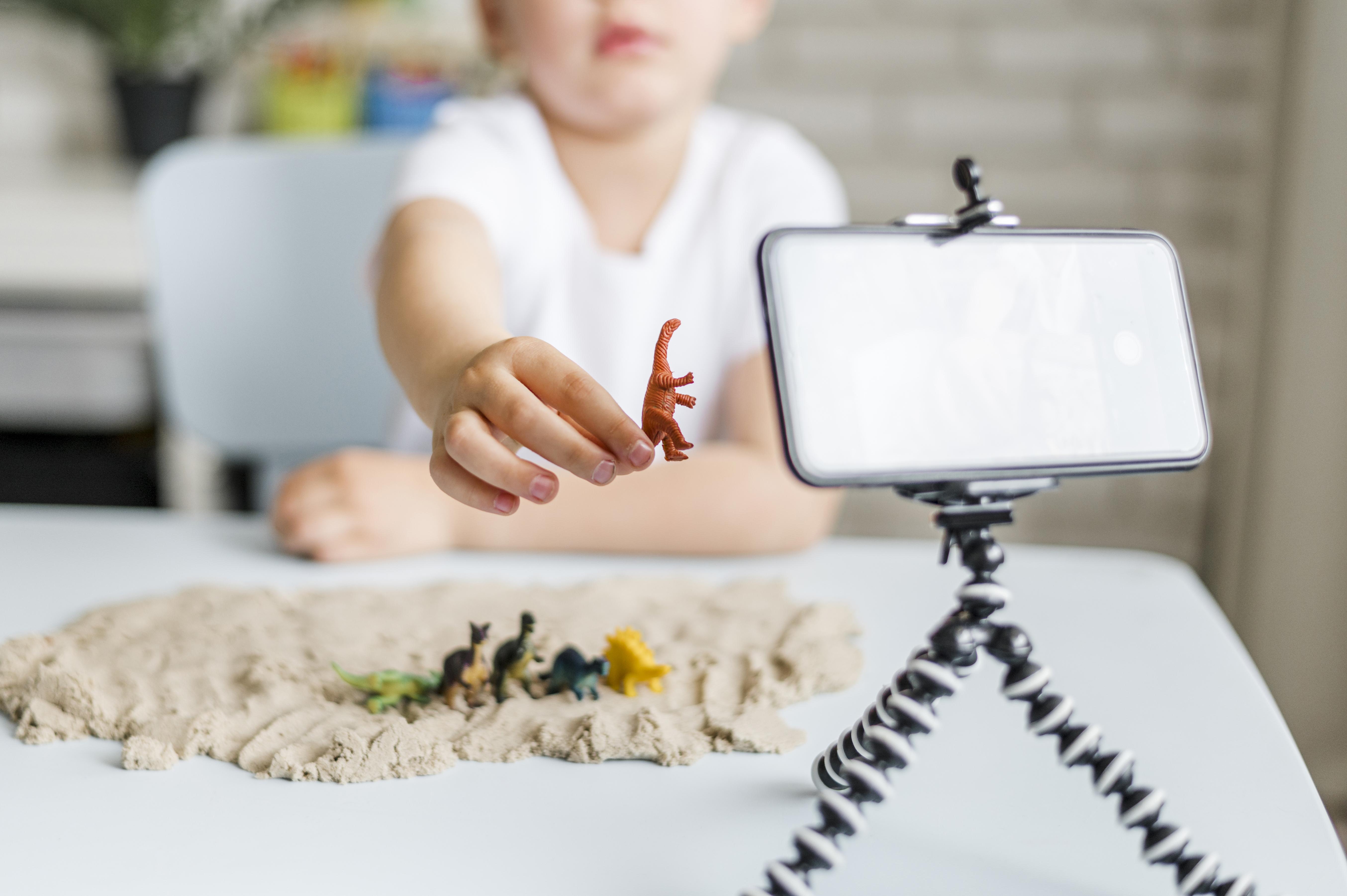 gros-plan-gosse-tenue-dinosaure