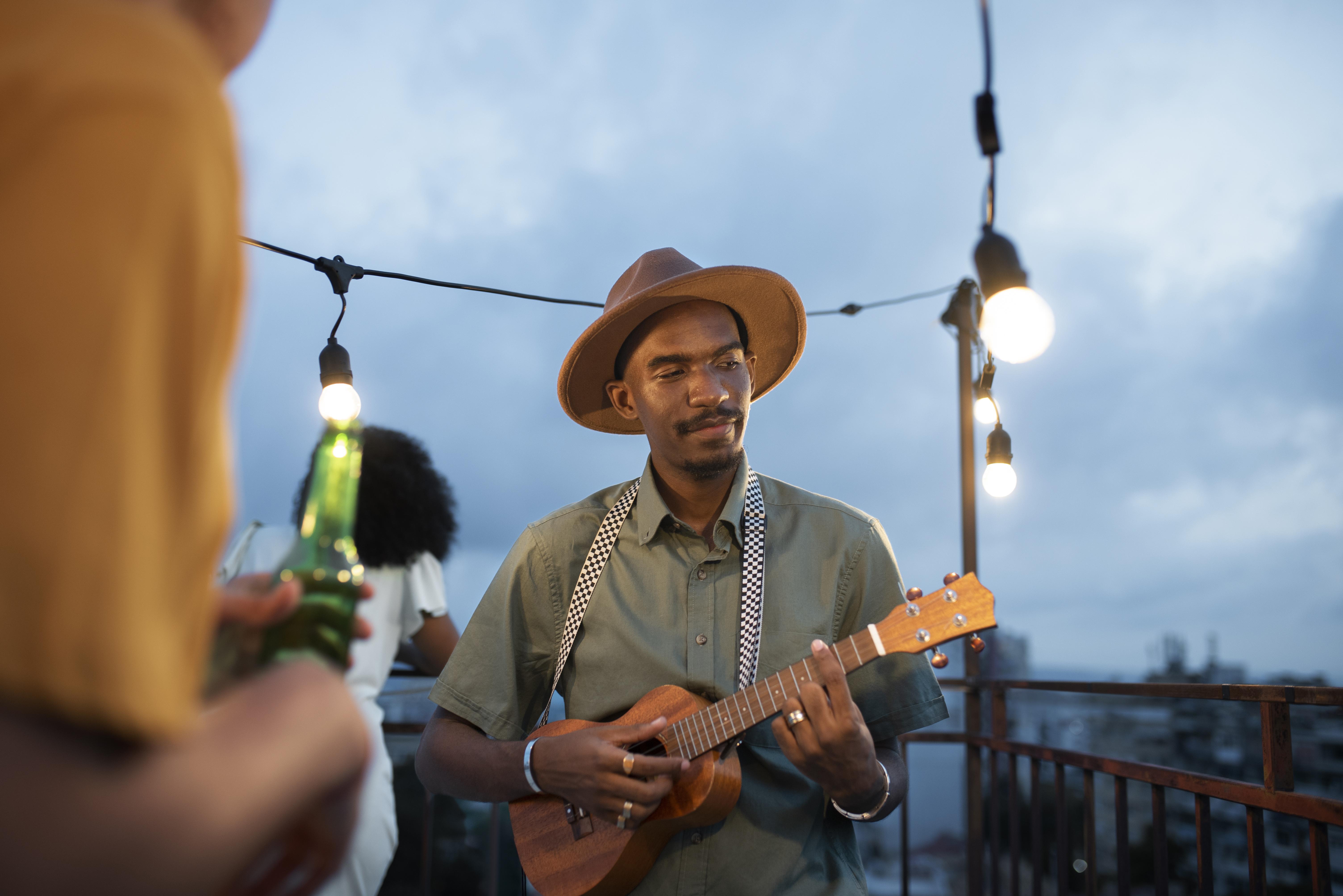 gros-plan-homme-jouant-du-ukulele