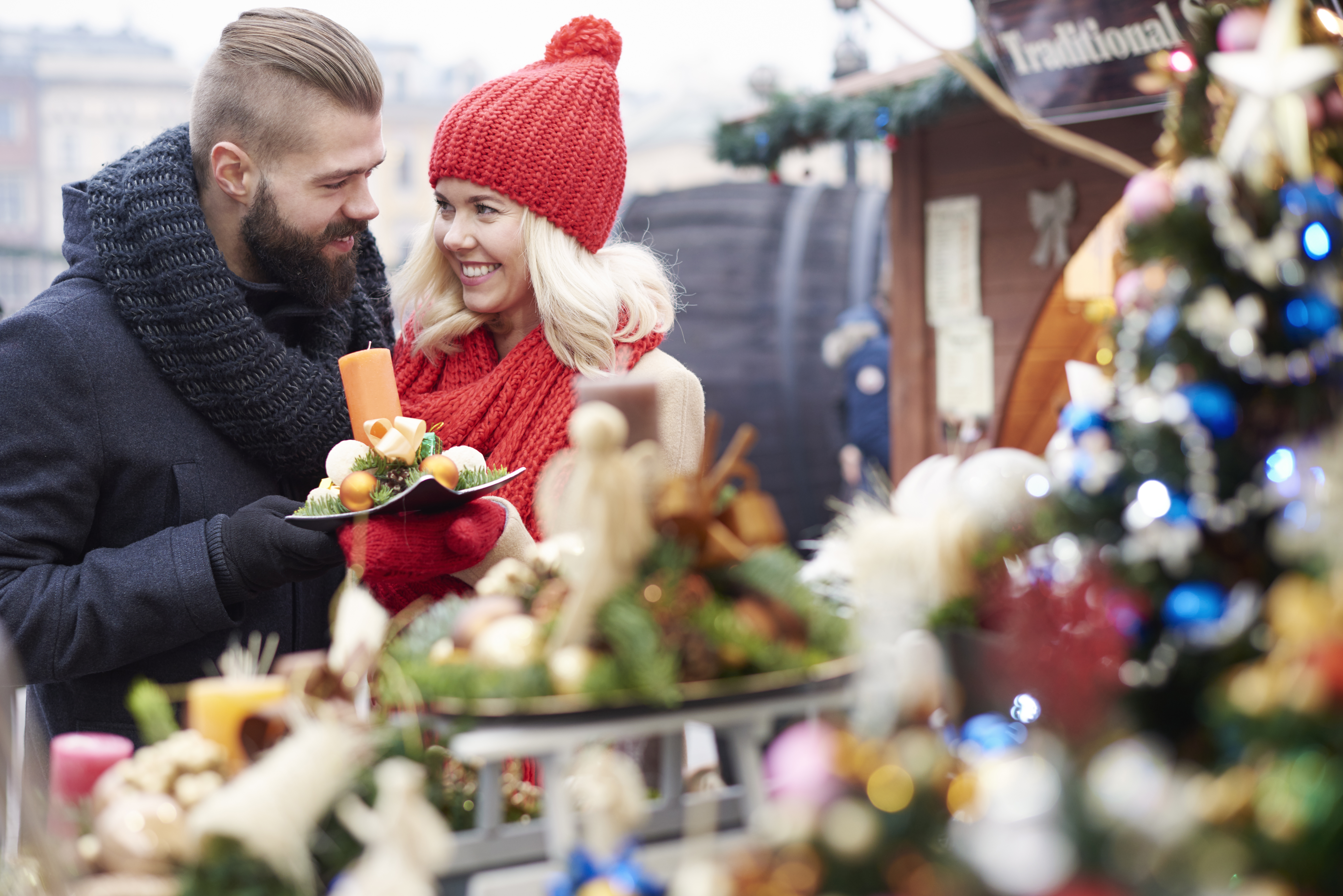 parcourir-quelques-ornements-de-noel-sur-le-marche-de-noel