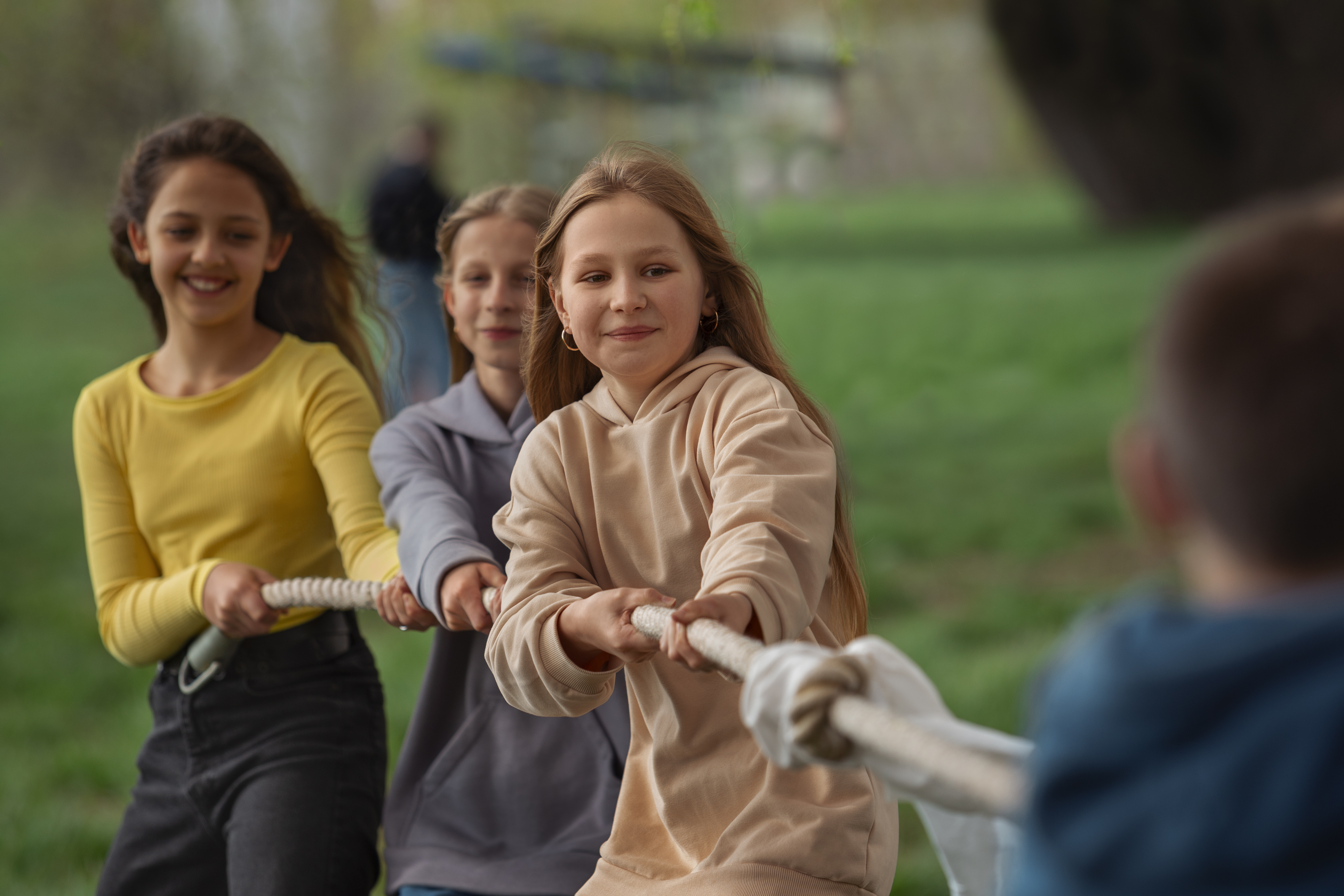 plan-moyen-d-enfants-jouant-au-tir-a-la-corde-dans-le-parc
