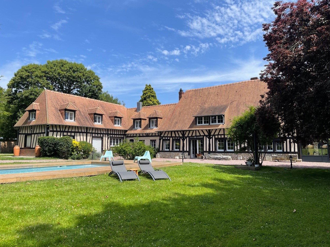 vue maison et piscine